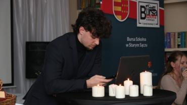 Spotkanie Wigilijne W Bursie Szkolnej W Starym Saczu. Artysci Sceny Bursy Prezentuja 8